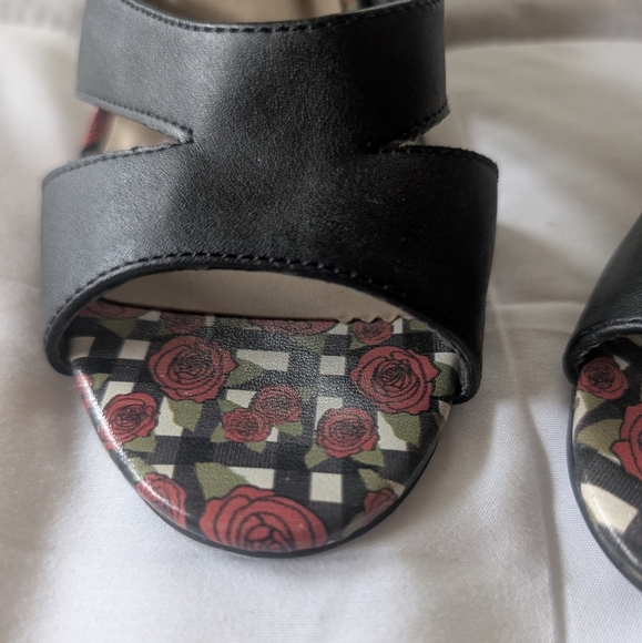 Cushion Walk by Avon Women's Size 7 Black Red Roses Faux Leather Wedge Sandals - Picture 5 of 12